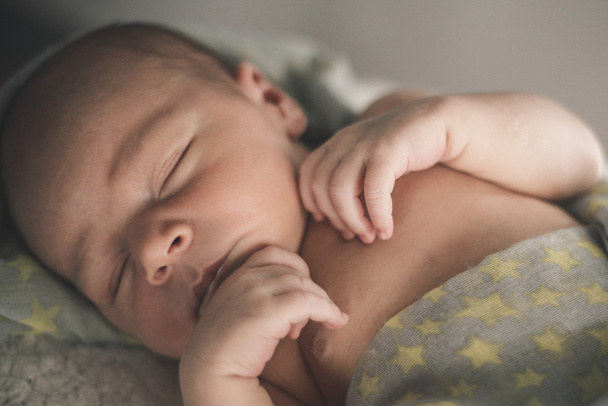 Portret van de pasgeboren baby slapen close-up - Foto, afbeelding