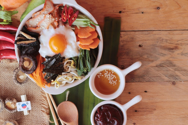 Bibimbap koreai ételek igen ízletesek, a fa háttér - Fotó, kép