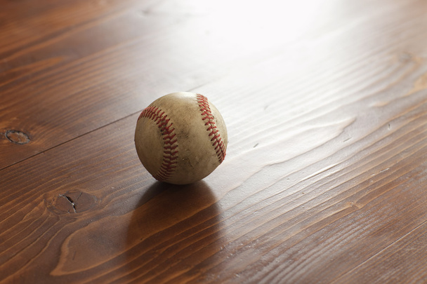 Foco selectivo béisbol vintage sobre fondo de madera de pino
 - Foto, imagen