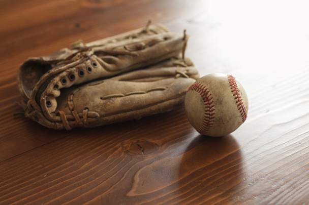 Focus sélectif baseball vintage et mitaine sur fond de bois de pin
 - Photo, image