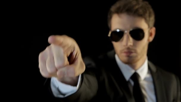 Hombre vestido como puntos de seguridad su dedo índice
 - Metraje, vídeo