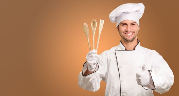 πορτρέτο του νεαρό αρσενικό σεφ κρατώντας το κουτάλι - Φωτογραφία, εικόνα
