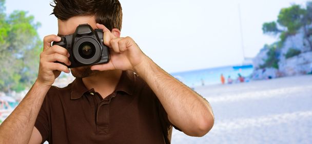 Mies pitelee kameraa
 - Valokuva, kuva