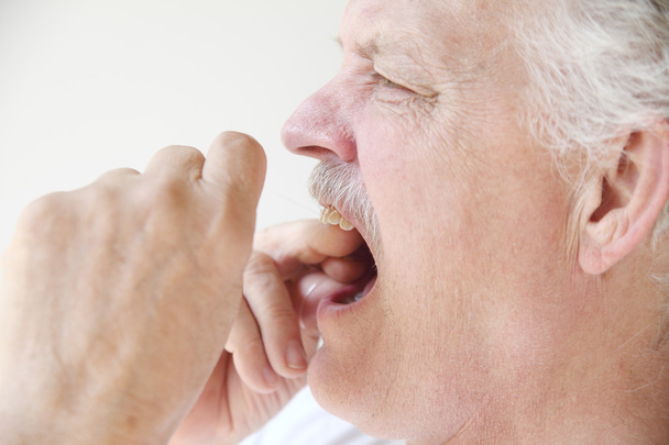 Зубная нить пожилого человека вид профиля зубов
 - Фото, изображение
