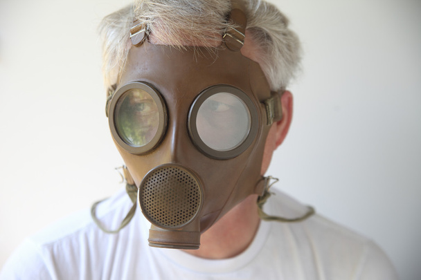 Vieux masque à gaz porté par un homme âgé
 - Photo, image