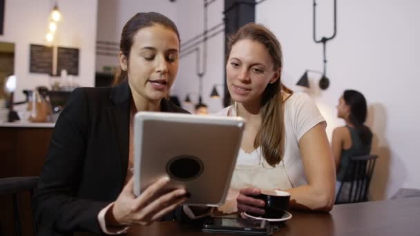 Representante de ventas con tableta de ordenador
 - Metraje, vídeo