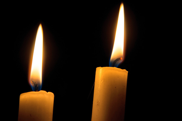 Δύο κεριά καύση σε μαύρο φόντο. Copyspace - Φωτογραφία, εικόνα