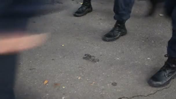 Katonai, menetelt a felvonuláson - Felvétel, videó