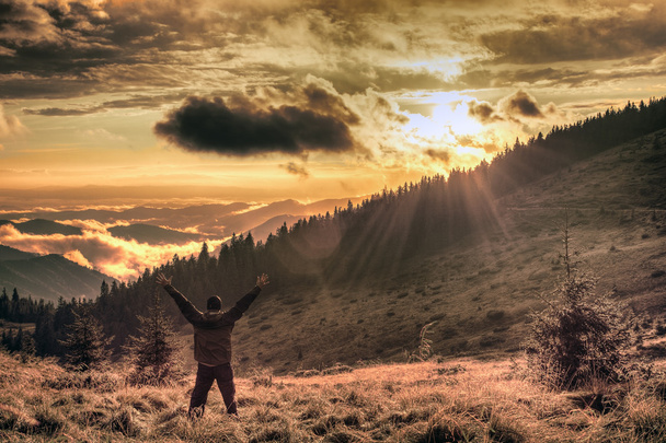 χαρά στα ομιχλώδη βουνά της Ουκρανίας - Φωτογραφία, εικόνα