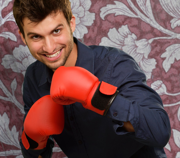 Mladý muž v boxerských rukavicích - Fotografie, Obrázek