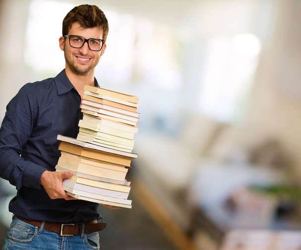 Junger Mann mit Büchern - Foto, Bild