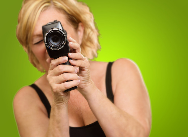 Женщина, смотрящая через камеру
 - Фото, изображение