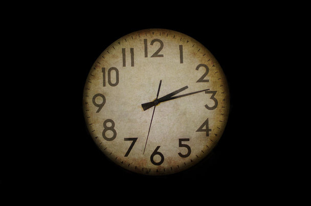 Reloj de aspecto antiguo que muestra la hora
. - Foto, imagen