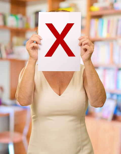 mujer madura sosteniendo Letra X letrero
 - Foto, Imagen