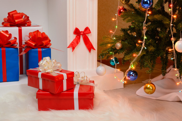 Boże Narodzenie prezenty przy kominku i jodła - Zdjęcie, obraz