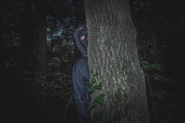 uomo con maschera nera in legno
 - Foto, immagini