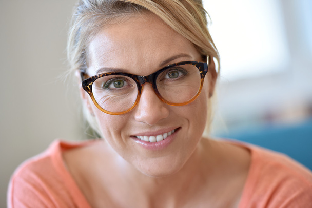  blond woman wearing eyeglasses - Foto, afbeelding