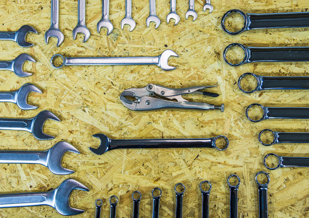 εργαλεία σε ζώνη εργαλείων σε ξύλινες σανίδες - Φωτογραφία, εικόνα
