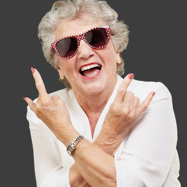 Donna anziana che indossa occhiali da sole facendo azione funky
 - Foto, immagini