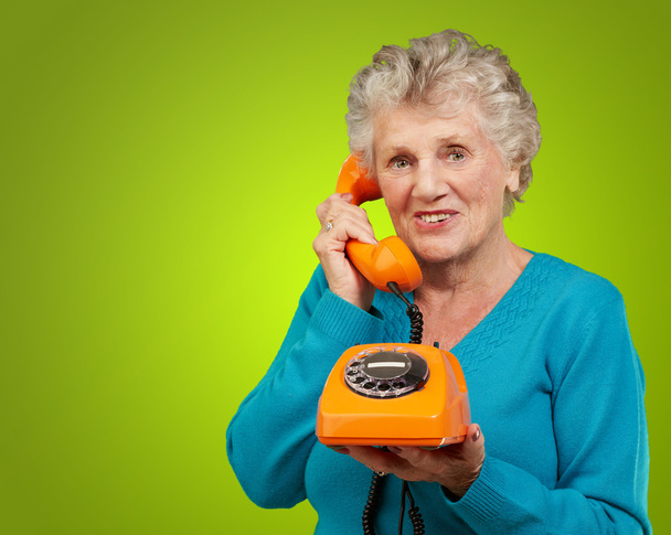 Femme mûre, Parler au téléphone
 - Photo, image