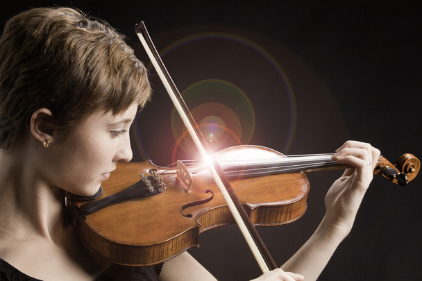 Teini-ikäinen tyttö ja laulaa jouset viulu
 - Valokuva, kuva