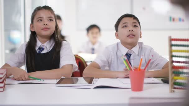 Gelukkige school kinderen in de klas  - Video