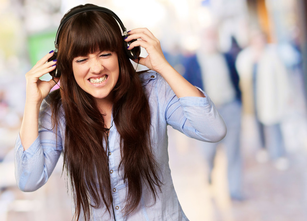 ερεθίσει κορίτσι ακούγοντας μουσική - Φωτογραφία, εικόνα