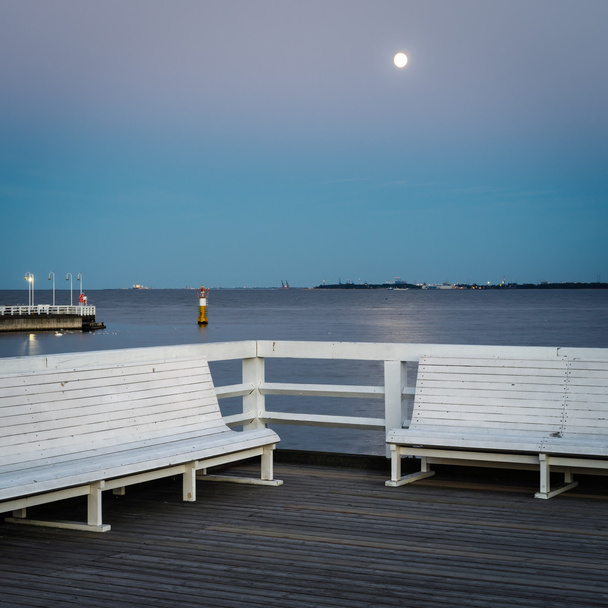 Noite tranquila com lua cheia no Sopot Pier
 - Foto, Imagem