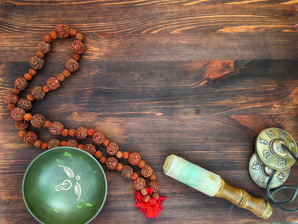 Taça de canto, tambores de cobre címbalos, Rudraksha contas para meditati
 - Foto, Imagem