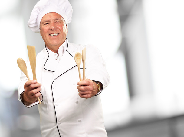 Potrait de chef mientras sostiene la cuchara
 - Foto, imagen