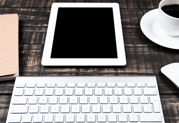 Grafisch tablet met laptop papier vel koffie - Foto, afbeelding