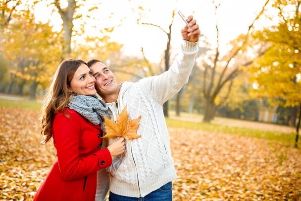 Selfie  in autumn in park - Foto, Imagen