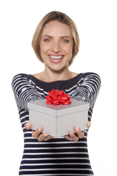 Woman giving a gift box - Foto, imagen