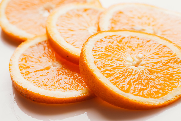 szeletelt narancs körök világos fehér háttér-Vértes - Fotó, kép