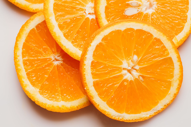szeletelt narancs körök világos fehér háttér-Vértes - Fotó, kép