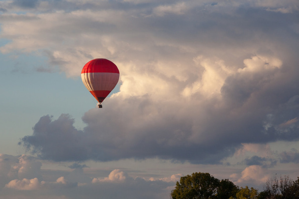 Renkli sıcak hava balonu suset uçuyor - Fotoğraf, Görsel