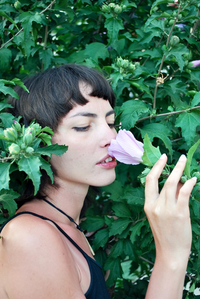 dívka sniffs květ - Fotografie, Obrázek