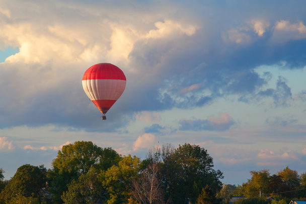 Balão de ar quente colorido está voando no suset
 - Foto, Imagem