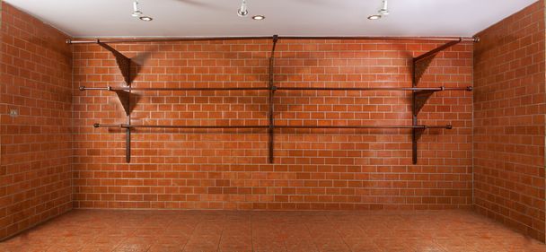 Salle d'exposition en brique rouge
 - Photo, image