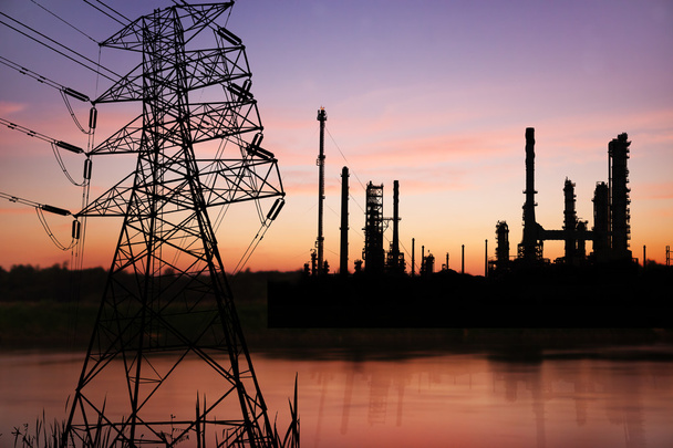 vysoké napětí představují s petrochemických ropné rafinerie rostlin - Fotografie, Obrázek