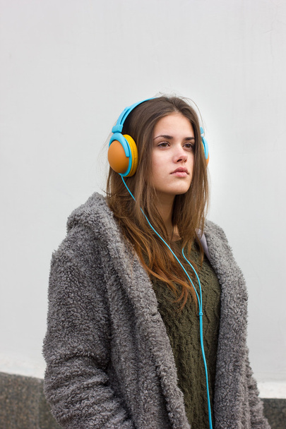adolescent fille écouter de la musique
  - Photo, image