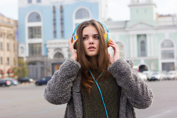 Κορίτσι που ακούει μουσική  - Φωτογραφία, εικόνα