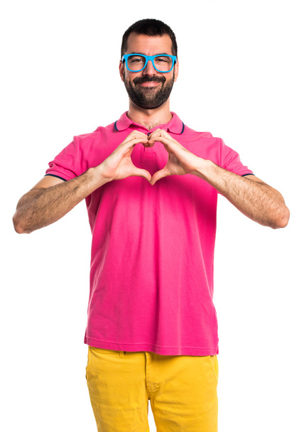 Muž s barevné oblečení, takže srdce s rukama - Fotografie, Obrázek