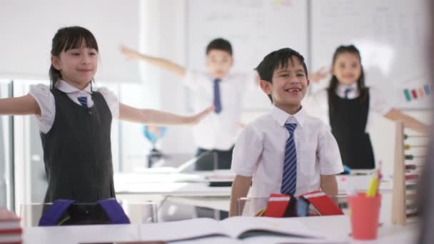 crianças fazendo exercícios físicos na sala de aula da escola
 - Filmagem, Vídeo