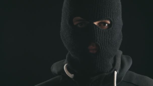 Portrét nebezpečný terorista v masce - Záběry, video