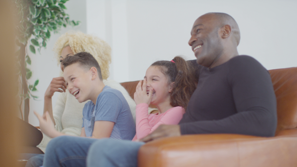  family watching TV - Séquence, vidéo