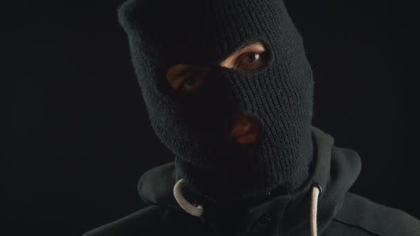 Πορτρέτο μιας επικίνδυνης τρομοκρατικής σε μια μάσκα - Πλάνα, βίντεο