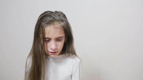 little girl crying with tears rolling down her cheeks - Séquence, vidéo