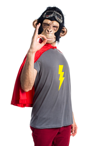 Homme singe super-héros faisant signe OK
 - Photo, image