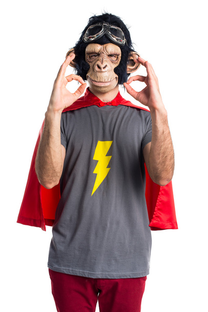 Homem macaco super-herói fazendo OK sinal
 - Foto, Imagem